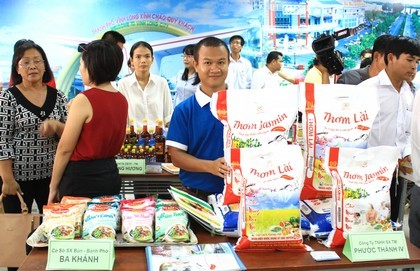 Bún Ba Khánh, gạo Phước Thành tại hội nghị giao lưu kết nối cung cầu hàng hóa Vĩnh Long 2015.