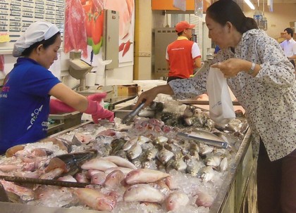 Người tiêu dùng có xu hướng vào siêu thị mua thịt, cá để an tâm hơn.