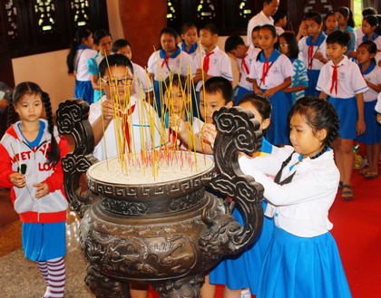 Các em học sinh thắp hương cố Chủ tịch HĐBT Phạm Hùng