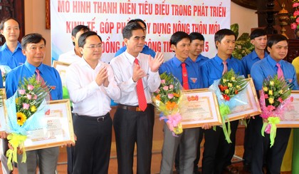 Bí thư BCH Trung ương Đoàn Nguyễn Anh Tuấn và Phó Chủ tịch UBND tỉnh Lê Quang Trung trao bằng khen cho các thanh niên có mô hình kinh tế tiêu biểu