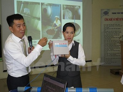  Kỹ sư Lê Trung Hiếu giới thiệu thiết bị Scale Doctor. (Ảnh: Hoàng Hải/Vietnam+)
