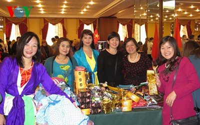 Chị em Hội phu nhân, phu quân Đại sứ quán Việt Nam giới thiệu các sản phẩm.