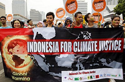 Người dân Indonesia xuống đường tuần hành ngày 29-11 tại Jakarta hướng đến hội nghị ở Paris - Ảnh: Reuters
