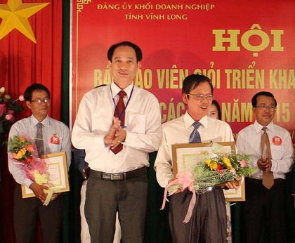 Bí thư Đảng ủy Khối Doanh nghiệp- Trần Xuân Thiện trao giải nhất cho thí sinh Nguyễn Việt Trung. 