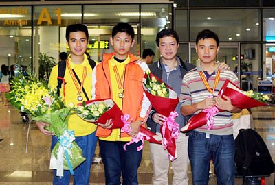 Huy chương Vàng Lương Hoàng Tùng cùng hai người bạn cùng lớp 9H1 THCS Trưng Vương đều đạt giải Bạc -Tô Minh Anh và Nguyễn Minh Đức chụp ảnh cùng thầy chủ nhiệm Bùi Mạnh Tùng. Ảnh:Trungvuong.edu.vn.