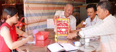 Gia đình Nhà giáo tiêu biểu Hà Tấn Bé (bìa phải) cùng ngồi lại kể chuyện nghề, nghiệp “gõ đầu trẻ” với phóng viên.