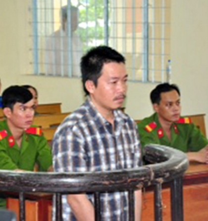 Bị cáo Nguyễn Văn Đệ trước vành móng ngựa.