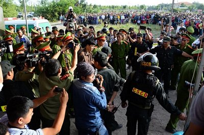 guyễn Hải Dương trong vòng vây các cảnh sát tại phiên tòa - Ảnh: Thuận Thắng