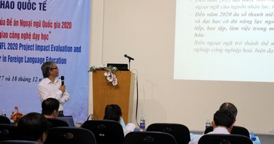 PGS. TS Nguyễn Sỹ Thư báo cáo tổng quan về đề án ngoại ngữ quốc gia tại hội thảo.