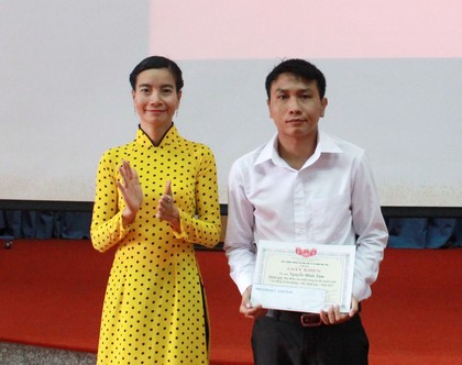 Ths. Nguyễn Thị Thúy Liễu- Phó Hiệu trưởng phụ trách tặng giấy khen cho sinh viên thủ khoa khóa học.
