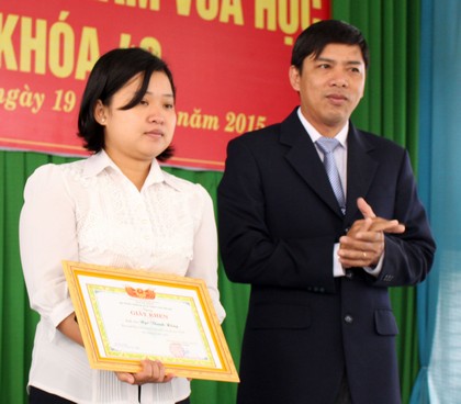 Phó Hiệu trưởng Trường ĐH Sư phạm Kỹ thuật Vĩnh Long trao giấy khen và phần thưởng cho thí sinh đạt điểm cao trong kỳ thi.