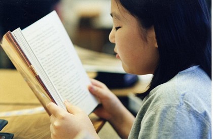 Cho trẻ đọc sách in tốt hơn sách điện tử. Ảnh nguồn: Internet