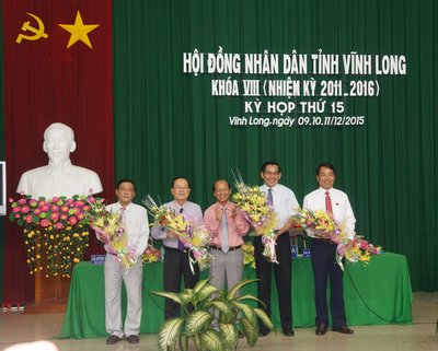 Tại kỳ họp thứ 15 HĐND tỉnh Vĩnh Long (khóa VIII) đã bầu ông Trần Hoàng Tựu (bìa trái) và ông Lữ Quang Ngời (bìa phải) làm Phó Chủ tịch UBND tỉnh.