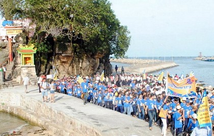 Đoàn diễu hành cổ vũ cho hoạt động trong Lễ hội bảo vệ Dugong năm 2014. (Ảnh: Lê Sen/TTXVN)