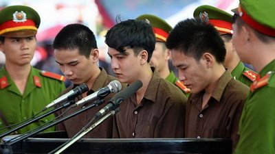 Nguyễn Hải Dương (giữa) cùng Vũ Văn Tiến (trái) và Trần Đình Thoại tại phiên tòa sơ thẩm