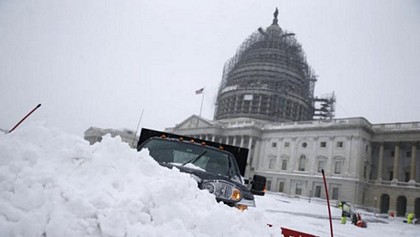 Tuyết phủ kín khu vực trung tâm thủ đô Washington của Mỹ. Ảnh AP