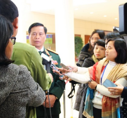 Thượng tướng Võ Tiến Trung trao đổi với báo chí.