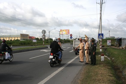 Cảnh sát giao thông tăng cường kiểm tra nồng độ cồn đối với người điều khiển xe tham gia giao thông.