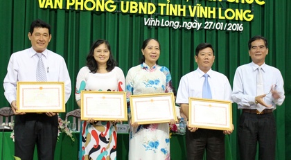 Ông Lê Quang Trung trao bằng khen cho 5 tập thể hoàn thành xuất sắc nhiệm vụ.