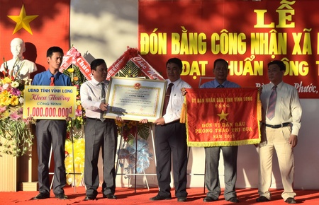 Ông Trần Hoàng Tựu- Phó Chủ tịch UBND tỉnh đến dự và trao bằng công nhận xã đạt chuẩn NTM cùng các phần thưởng cho Đảng bộ và nhân dân xã Bình Hoà Phước.