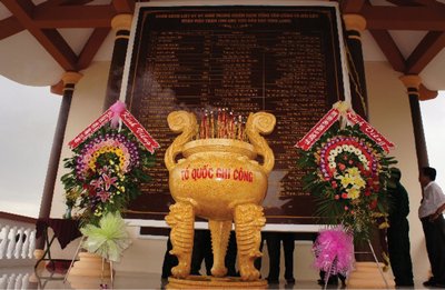 Nhà bia tưởng niệm 35 liệt sĩ hy sinh trong sân bay Vĩnh Long. Ảnh: Đặng Văn