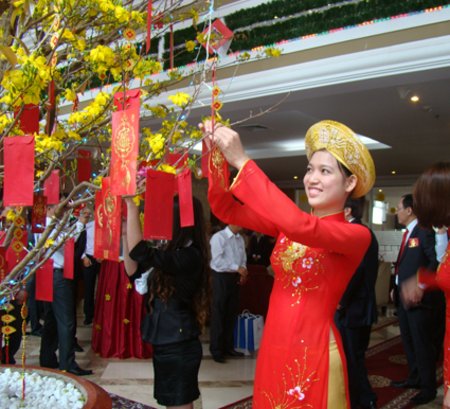 Hái lộc đầu xuân là một trong những phong tục ngày Tết có từ xa xưa của Việt Nam. (Ảnh: Internet)