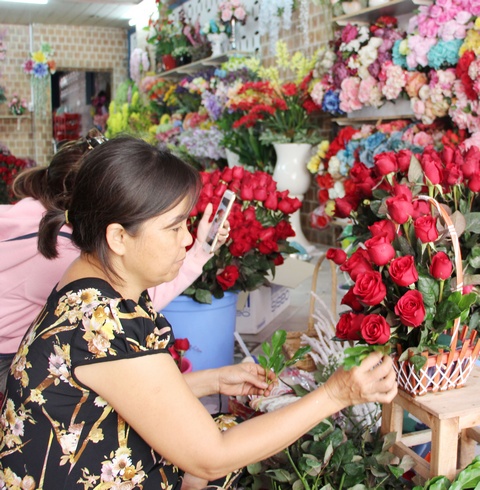 Shop hoa tất bật cắm hoa giao hàng cho khách.