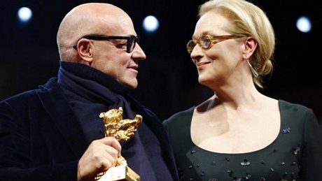 Đạo diễn Gianfranco Rosi nhận giải Gấu vàng từ Chủ tịch Ban Giám khảo Meryl Streep. Ảnh: AP