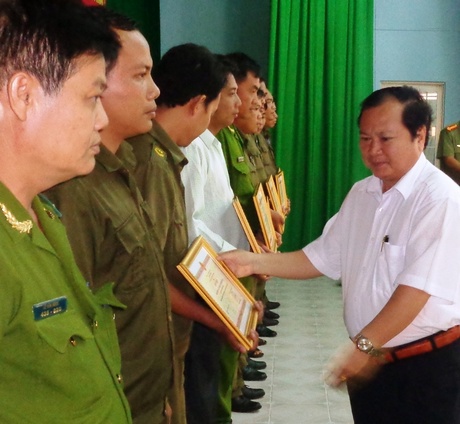 Ông Nguyễn Văn Quang- Chủ tịch UBND tỉnh trao bằng khen cho các tập thể, cá nhân có thành tích xuất sắc phong trào“Toàn dân bảo vệ an ninh Tổ quốc”
