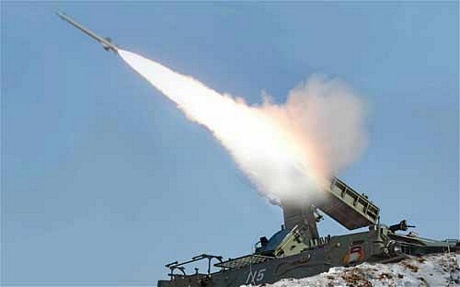 Triều Tiên phóng tên lửa tầm ngắn trong một cuộc tập trận. (Ảnh: EPA)