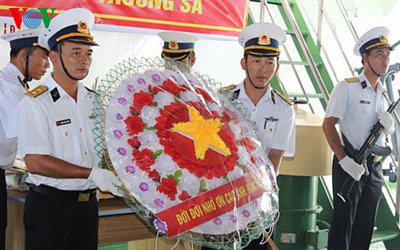 Lực lượng Hải quân Việt Nam và đoàn công tác làm lễ tưởng niệm các chiến sĩ hy sinh tại quần đảo Trường Sa (Ảnh: Lại Thìn)
