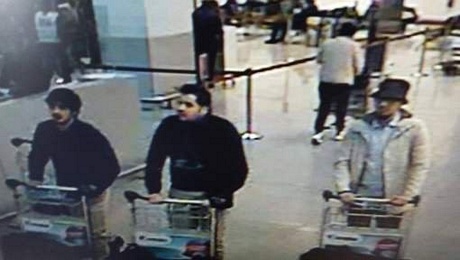 Hình ảnh về ba nghi phạm gây ra các vụ khủng bố Brussels, với hai gã đeo găng ở bên trái ảnh (Nguồn: Metro)