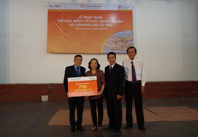 Hanwha Life Việt Nam vừa phối hợp trao tặng 700 thẻ BHYT cho bà con nghèo Vĩnh Long.