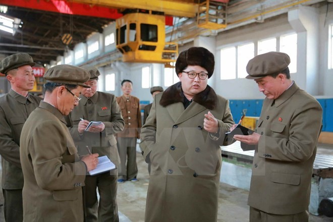 Nhà lãnh đạo Triều Tiên Kim Jong-Un (giữa). (Ảnh: Yonhap/TTXVN)