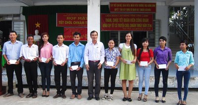 Ông Phan Văn Thành- Phó Chủ tịch LĐLĐ tỉnh tặng quà cho giáo viên người dân tộc ở Trường THCS Đông Bình.