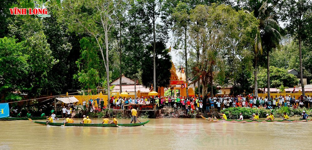 Không khí theo dõi giải đua khá hấp dẫn tại đọan sông trước chùa Đại Thọ.