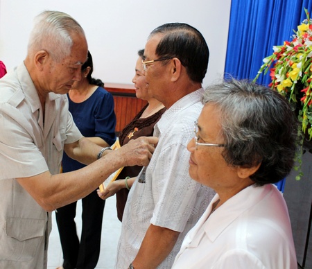 Hội Bảo trợ người tàn tật trẻ mồ côi Việt Nam tặng kỷ niệm chương cho các đơn vị, cá nhân đã đồng hành với các cấp hội thời gian qua.