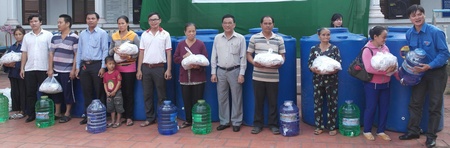 Phó Chủ tịch UBND tỉnh- Trần Hoàng Tựu  trao tặng bồn chứa nước và quà cho người dân