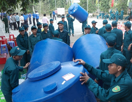 Vận chuyển bồn chứa nước đến trao tặng tận nhà cho người dân. 