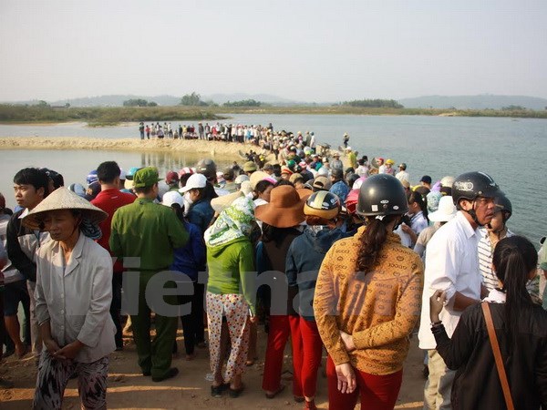 Người dân tập trung đông tại nơi xảy ra vụ đuối nước thương tâm. (Ảnh: Vĩnh Trọng/Vietnam+)