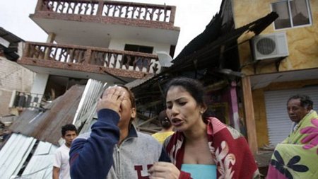 Người dân Ecuador đau đớn trước những mất mát do trận động đất 7,8 độ richter xảy ra đệm 16/4 - Ảnh: AP