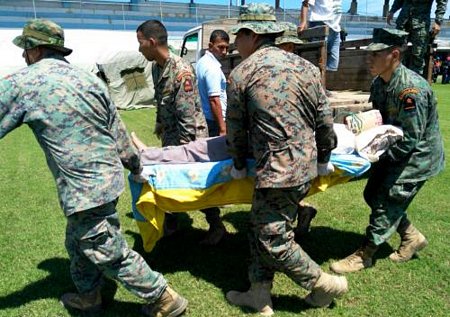 Binh sĩ Ecuador chuyển người bị thương do động đất tại thành phố Pedernales ngày 17/4. Ảnh: THX/ TTXVN