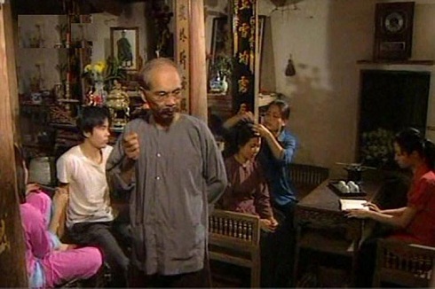 Diễn viên Duy Hậu vào vai ông Hàm - trưởng dòng họ Trịnh. Với kinh nghiệm diễn xuất nhiều năm, ông khắc họa thành công hình ảnh người đàn ông phong kiến, gia trưởng, độc đoán, đầy mưu mô.