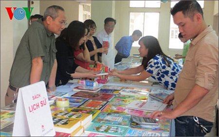 Một gian trưng bày sách trong buổi khai mạc Ngày sách Việt Nam lần thứ 3