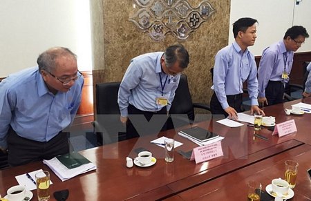 Lãnh đạo công ty Formosa Hà Tĩnh cúi đầu xin lỗi chính quyền và nhân dân Việt Nam, sau khi phát ngôn của ông Chu Xuân Phàm. (Ảnh: Phan Quân/TTXVN)