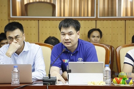 Ông Nguyễn Việt Phú - Phó Trưởng Phòng Khoa học Công nghệ, Ban Khoa Giáo, Đài Truyền hình Việt Nam - giải thích về điểm mới tại VCK Robocon năm nay