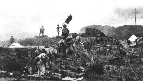 Bộ đội Việt Nam cắm cờ trên nóc hầm Tướng Đờ-cát-xtơ-ri chiều ngày 7/5/1954, kết thúc thắng lợi chiến dịch Điện Biên Phủ. (Ảnh Tư liệu)