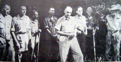Tướng Đờ-cát-xtơ-ri cùng toàn bộ Ban Tham mưu tập đoàn cứ điểm của Pháp tại Điện Biên Phủ đầu hàng bộ đội Việt Nam. (Ảnh tư liệu)