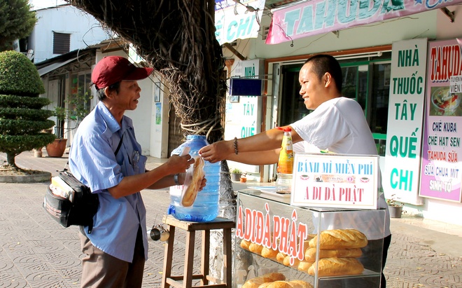 Tủ “Bánh mì từ thiện” được đặt trên đường Phạm Thái Bường, đường Đinh Tiên Hoàng  do anh Bùi Dương Quốc (quê ở Bến Tre) và một số người bạn cùng lập ra dần quen thuộc với rất nhiều người.