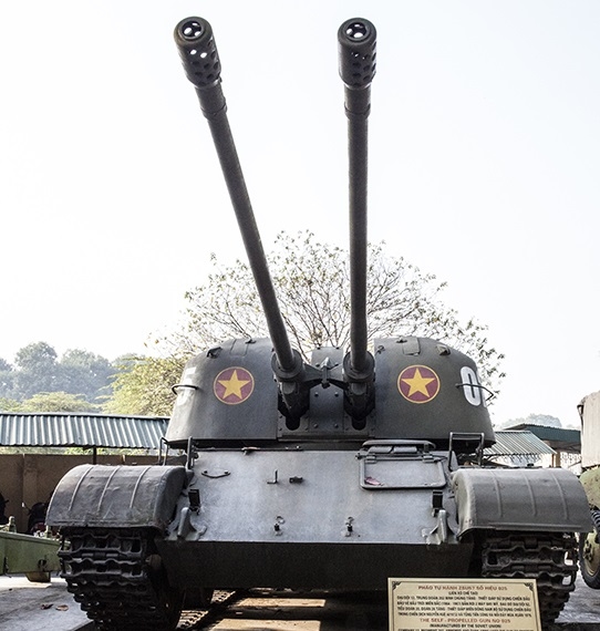  Theo những thông tin được công khai, thân xe pháo phòng không tự hành ZSU-57-2 là phiên bản đơn giản hóa của khung gầm xe tăng T-54 với giáp mỏng hơn (chỉ từ 8 - 15 mm) và bớt đi 1 hàng bánh chịu lực. 